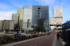 903470 Gezicht op het Jaarbeursplein te Utrecht, met in het midden het World Trade Center Utrecht (Stadsplateau 2-18).
